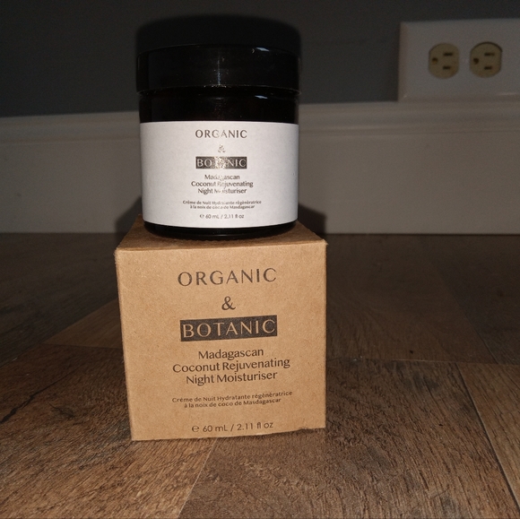 Madagascan Coconut Rejuvenating Night Moisturizer - Picture 3 of 8